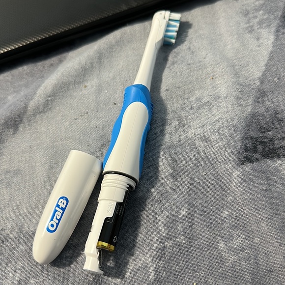 NEW Electric Toothbrush Oral b Never used - Picture 4 of 4